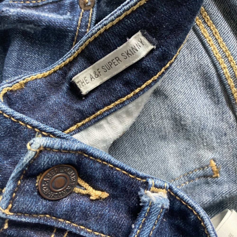 The A&F Super Skinny Jean, Med/Dark Wash 026, Sz 2R W26 L31 EUC - Picture 7 of 8